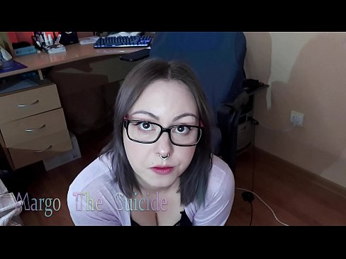 ❤️ Kynþokkafull stelpa með gleraugu sýgur dildó djúpt á myndavélinni ❌ Gæðaklám hjá okkur ❌
